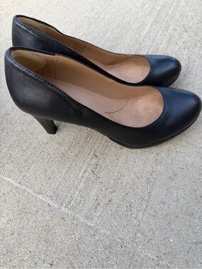 Naturalizer Black Leather Heel Pumps